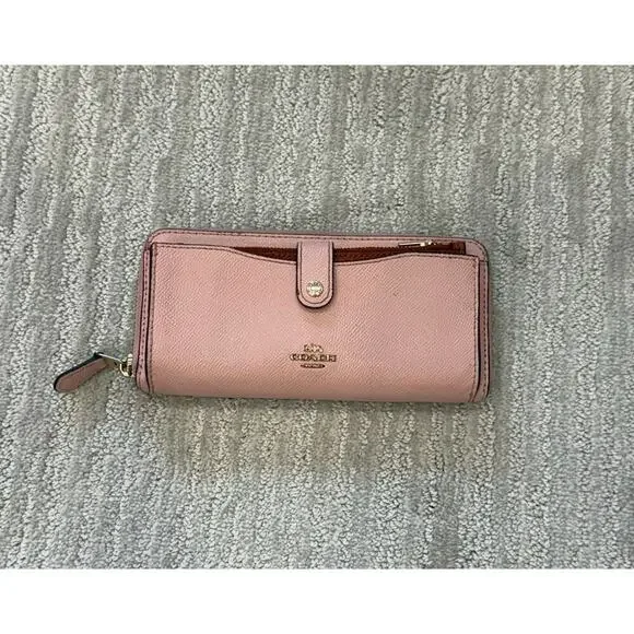 Coach Colorblock
Multifunctional Wallet
F25967 Blush/Terracotta - Picture 1 of 15